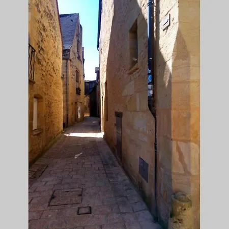 Maisonnette Au Coeur De La Cite Medievale. *