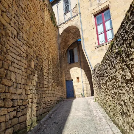 Maisonnette Au Coeur De La Cite Medievale. *