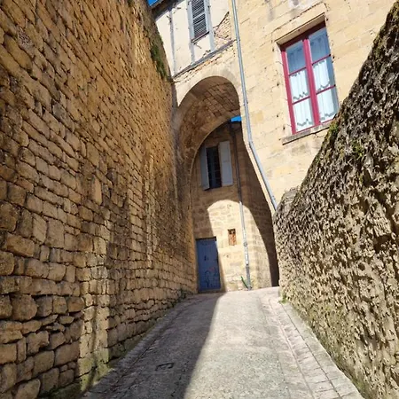 Maisonnette Au Coeur De La Cite Medievale. *