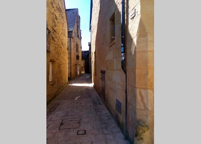 Maisonnette Au Coeur De La Cite Medievale. *