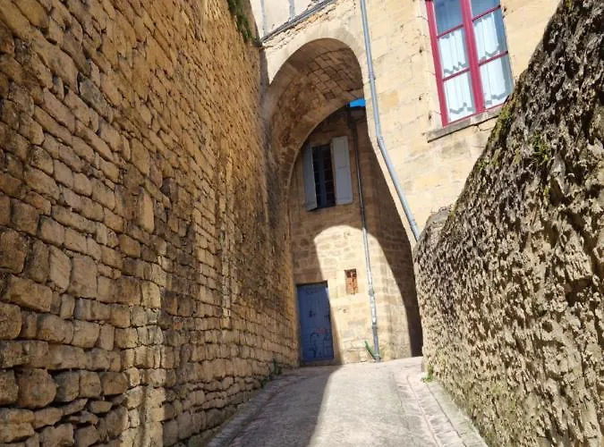 Maisonnette Au Cœur De La Cité Médiévale. *